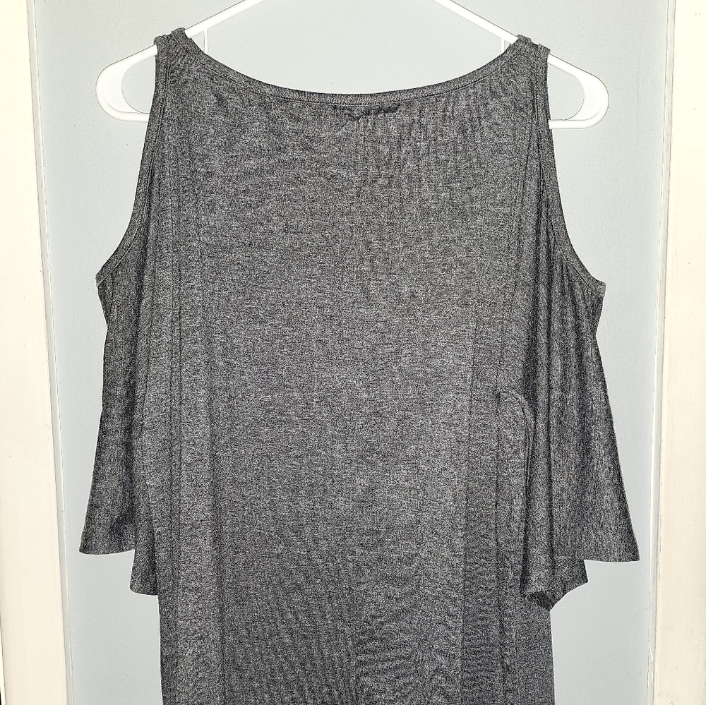 NWOT Amaryllis Women's Grey Shirt with Cut Out Shoulders Size M